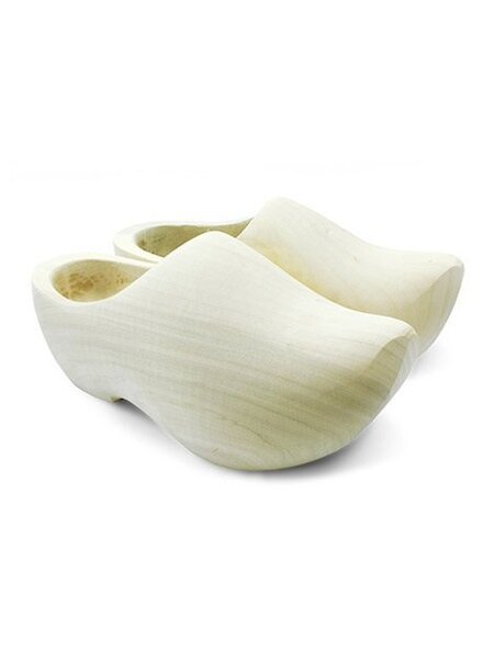 Birth wooden shoes with engraving and pointed nose