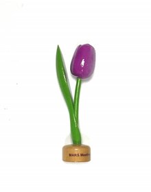 Holztulpe mit Logo auf Sockel in verschiedenen Farben
