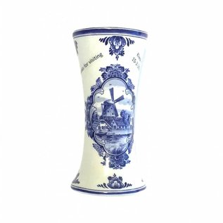 große hölzerne Tulpen in einer blauen Delfter Vase mit Logo