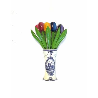 kleine hölzerne Tulpen in einer blauen Delfter Vase mit Logo