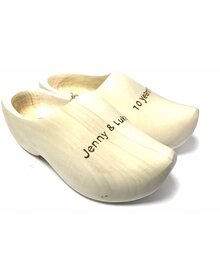 Pointed wooden shoes with engraving