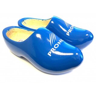 Holzschuhe mit Logo.