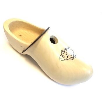 Holzschuhe in Form von einem Nistkasten mit foto