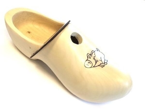 Holzschuhe in Form von einem Nistkasten mit foto
