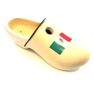 Holzschuhe in Form von einem Nistkasten mit Flagge