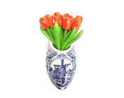 kleine hölzerne Tulpen in einer Wandvase