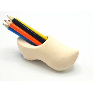 Clog sharpener with engraving with colored pencils