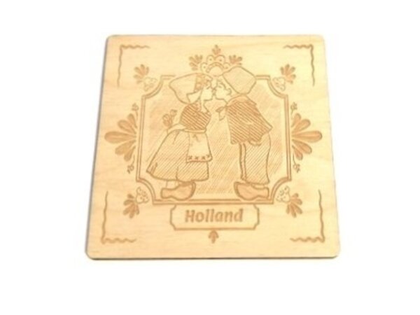 houten onderzetters kussend paartje