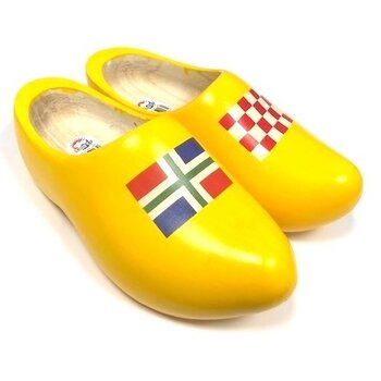Houten klompen met vlag
