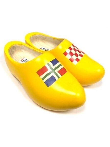 Houten klompen met vlag