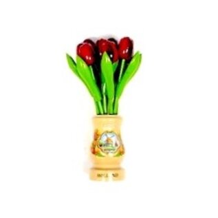 rode houten tulpen in een transparant houten vaas