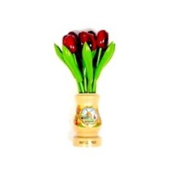 rode houten tulpen in een transparant houten vaas