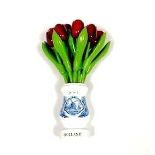 Rote Tulpen aus Holz in einer weißen Holzvase