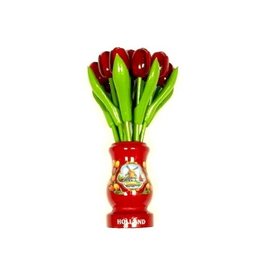 Rote Tulpen aus Holz in einer roten hölzernen Vase