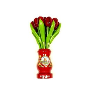 Rote Tulpen aus Holz in einer roten hölzernen Vase