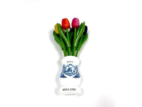 gemengde houten tulpen in een witte houten vaas