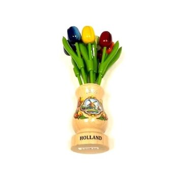 Gemengde  houten tulpen in een transparant houten vaas