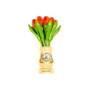 Orange houten tulpen in een transparant houten vaas