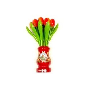 Orange Tulpen aus Holz in einer roten Holzvase