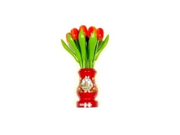 Orange Tulpen aus Holz in einer roten Holzvase