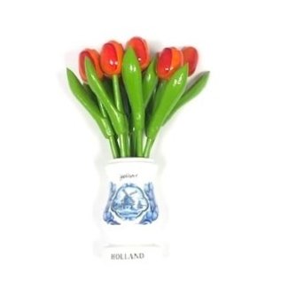 Oranje houten tulpen in een witte houten vaas