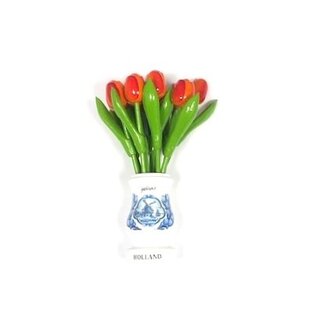 Orange Tulpen aus Holz in einer weißen Holzvase