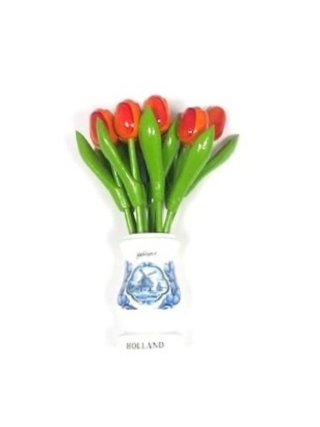 Oranje houten tulpen in een witte houten vaas