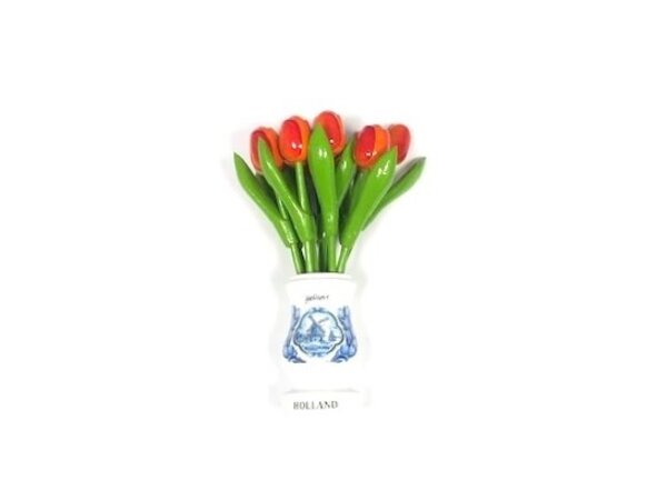 Oranje houten tulpen in een witte houten vaas Oranje houten tulpen in een witte houten vaas