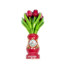 gemengde rode houten tulpen in een rode houten vaas