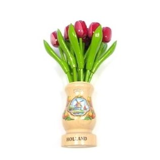 Rood-witte houten tulpen in een transparant houten vaas