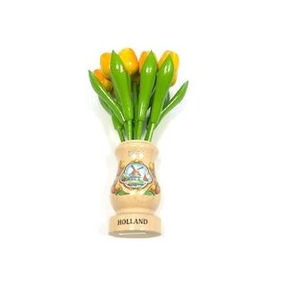 Gele houten tulpen in een transparant houten vaas