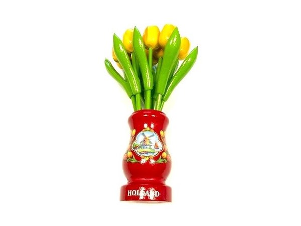gelbe Tulpen aus Holz in einer roten hölzernen Vase