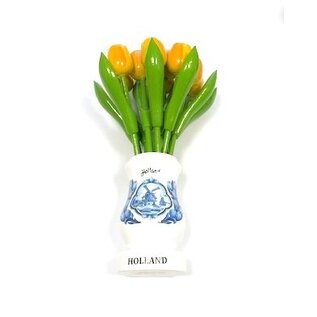 Gele houten tulpen in een witte houten vaas