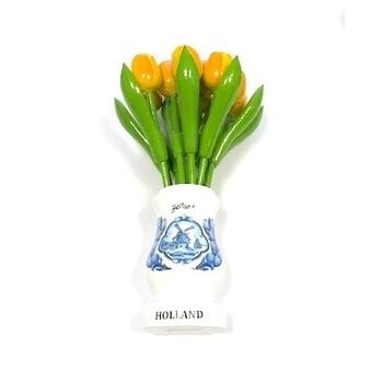 Gele houten tulpen in een witte houten vaas