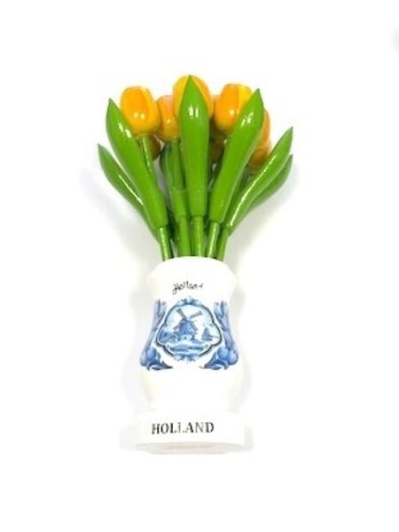 Gele houten tulpen in een witte houten vaas