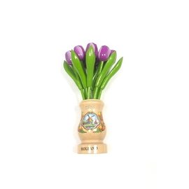 Paarse  houten tulpen in een transparant houten vaas