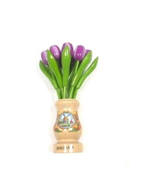 Paarse  houten tulpen in een transparant houten vaas
