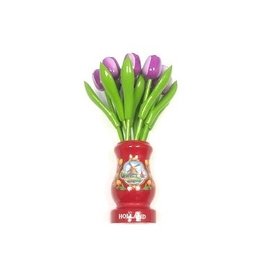 Paarse houten tulpen in een rode houten vaas