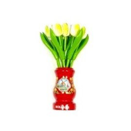 Weiße Tulpen aus Holz in einer roten Holzvase