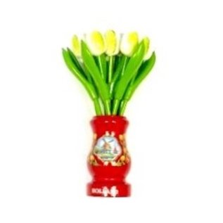 Witte houten tulpen in een rode houten vaas