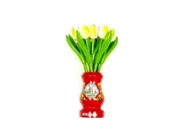 Witte houten tulpen in een rode houten vaas