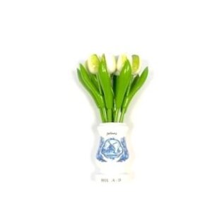 Weiße Tulpen aus Holz in einer weißen Holzvase
