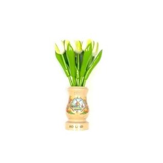 Witte houten tulpen in een transparant houten vaas