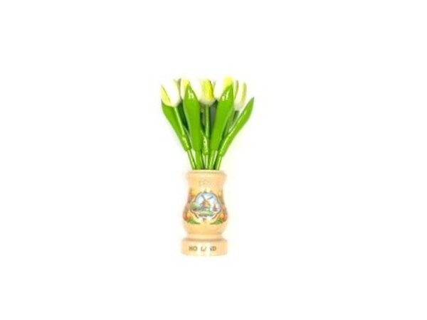 Witte houten tulpen in een transparant houten vaas