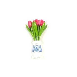Roze-witte houten tulpen in een wit houten vaasje