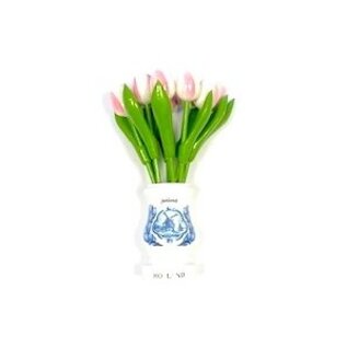 Wit-roze houten tulpen in een witte houten vaas