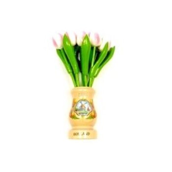 Wit-roze houten tulpen in een transparant houten vaas