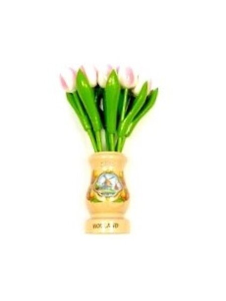 Wit-roze houten tulpen in een transparant houten vaas