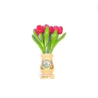 Roze houten tulpen in een transparant houten vaas