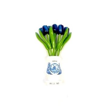 Blaue Tulpen aus Holz in einer weißen Holzvase